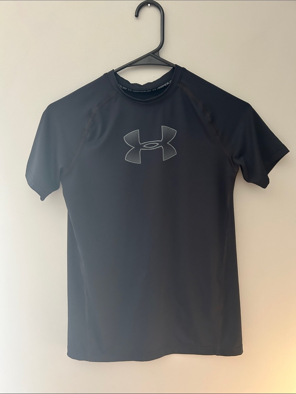 Under Armour Boy’s XL Black Short-Sleeve Performance Shirt with Reflective Logo